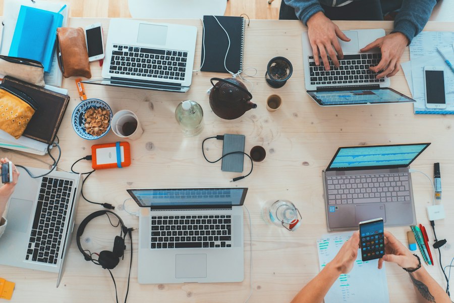 Hybrid workplace with connected devices